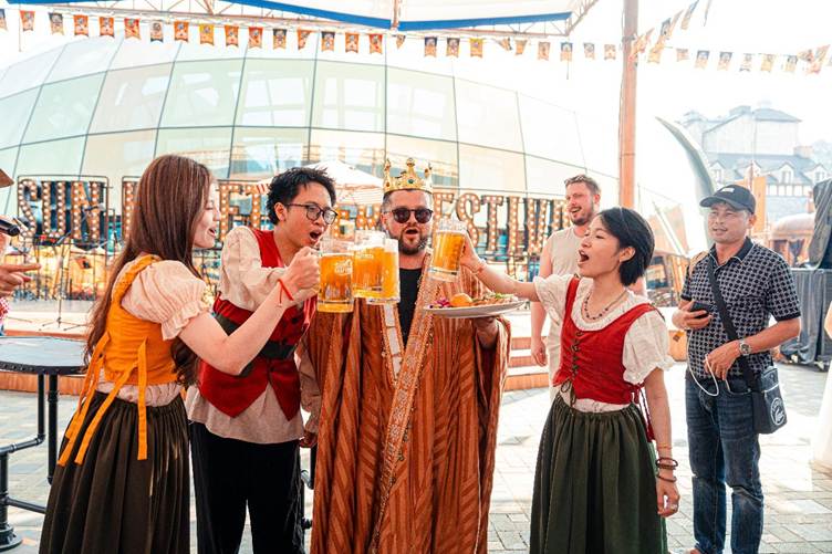 Du khách hồ hởi tận hưởng kỳ nghỉ đích thực trên đỉnh Bà Nà dịp lễ 30/4 -9