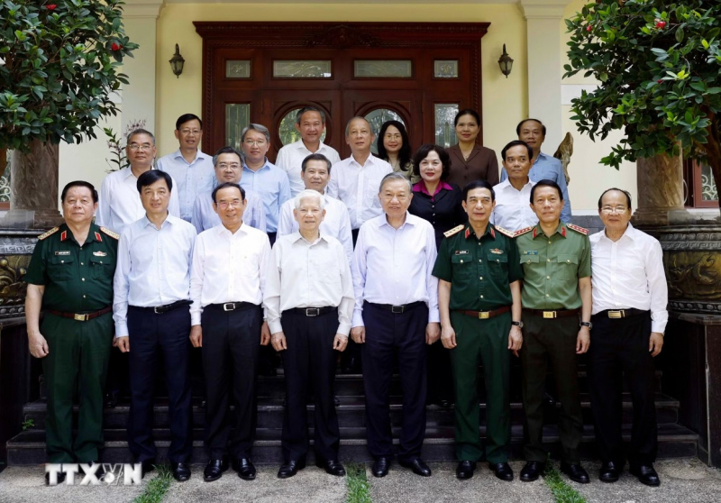 Tổng Bí thư, Chủ tịch nước thăm các nguyên lãnh đạo Đảng, Nhà nước và Mẹ Việt Nam Anh hùng -1