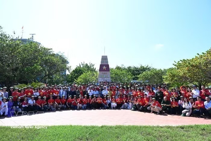 Visit to Truong Sa, DK1 connects overseas Vietnamese to Fatherland's sea and islands -0