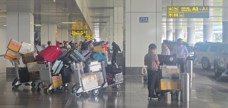 Mở các tuyến buýt kết nối với 2 sân bay và chuyện xe thí điểm biến thành xe buýt  -0