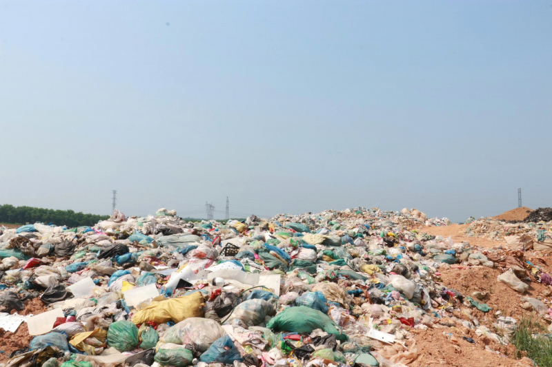 Bãi rác quá tải giữa hai xã: Người dân phải đóng cửa để… thở -0