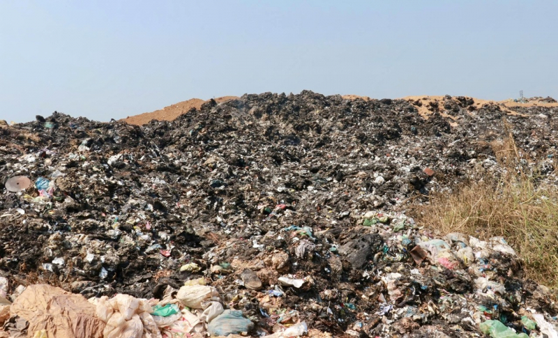 Bãi rác quá tải giữa hai xã: Người dân phải đóng cửa để… thở -0