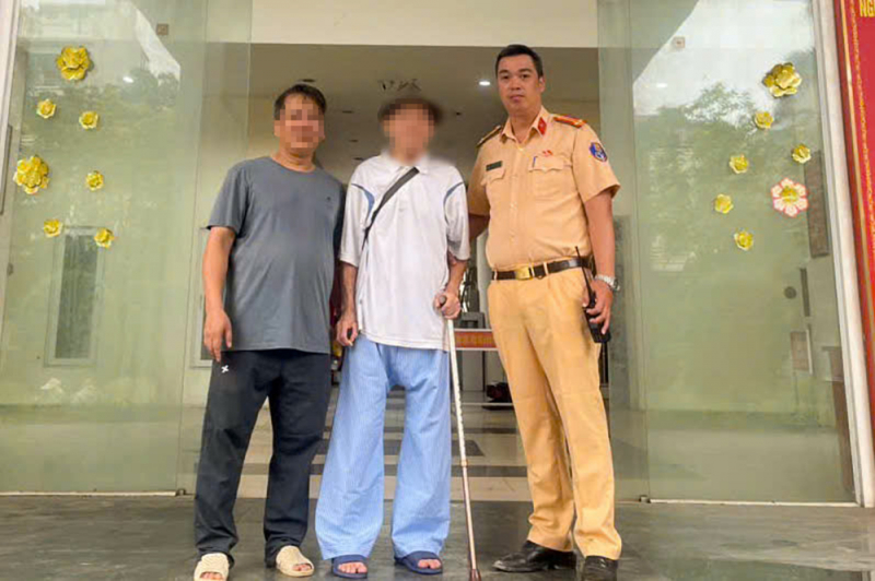 Cựu chiến binh đi lạc, CSGT dùng máy quét nhận diện hỗ trợ về với gia đình -0