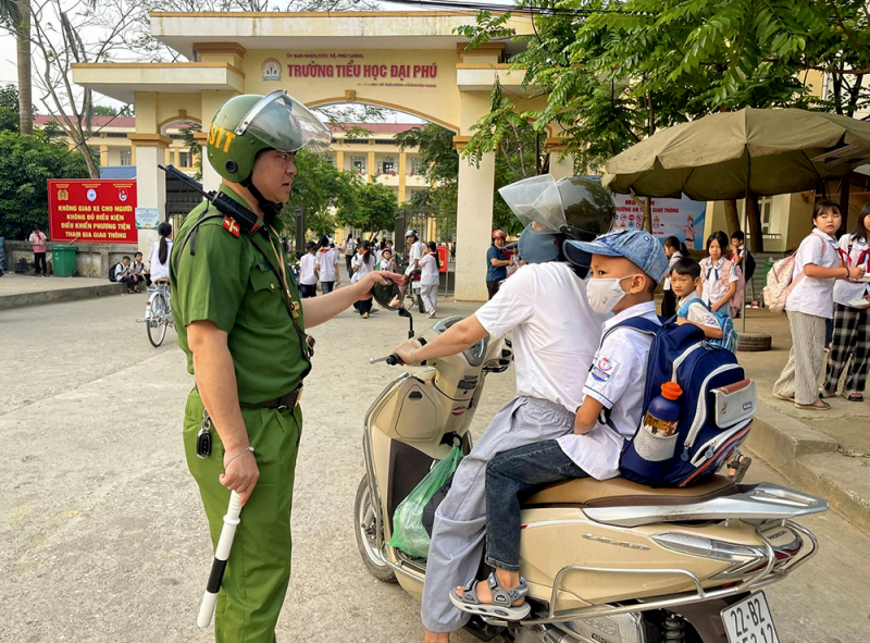 Tuyên Quang: Công an xã thiết lập luồng xanh an toàn cho học sinh vùng cao tới trường  -0