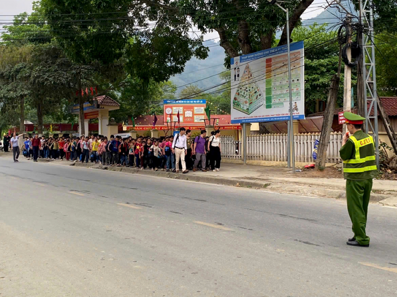 Tuyên Quang: Công an xã thiết lập luồng xanh an toàn cho học sinh vùng cao tới trường  -0