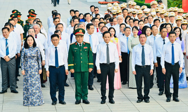TP Hồ Chí Minh tưởng niệm, tri ân các Anh hùng Liệt sĩ và lãnh tụ cách mạng  -0