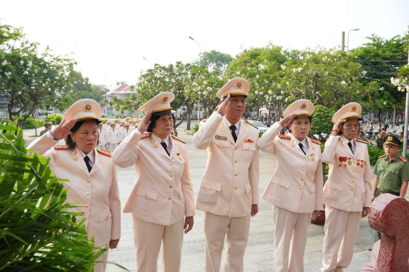 TP Hồ Chí Minh tưởng niệm, tri ân các Anh hùng Liệt sĩ và lãnh tụ cách mạng  -0