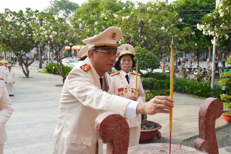 TP Hồ Chí Minh tưởng niệm, tri ân các Anh hùng Liệt sĩ và lãnh tụ cách mạng  -1