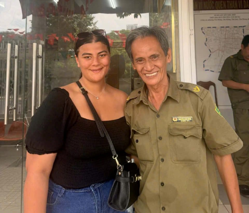 Lực lượng An ninh cơ sở phường giúp du khách nước ngoài tìm lại tài sản thất lạc -0