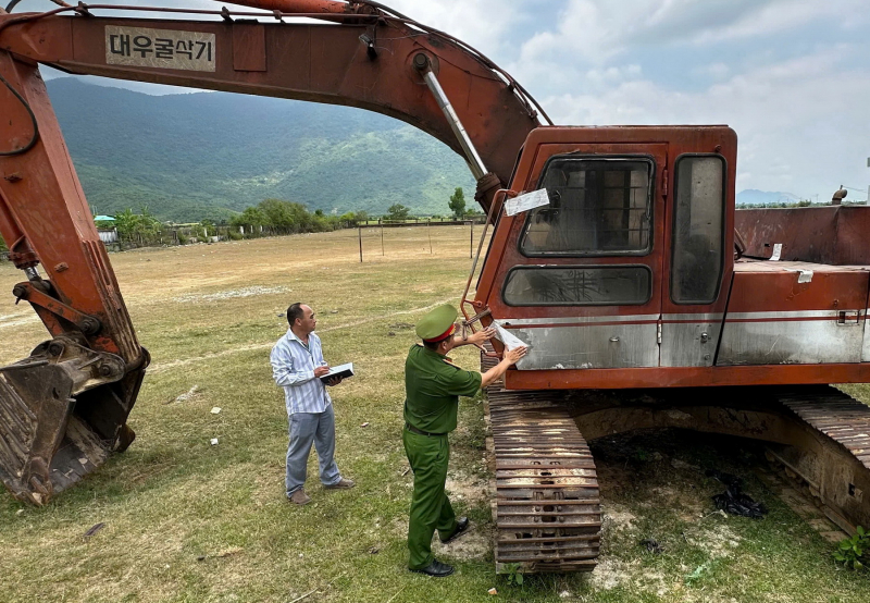    Quyết liệt xử lý nạn khai thác đất trái phép ở xã Vạn Hưng  -0