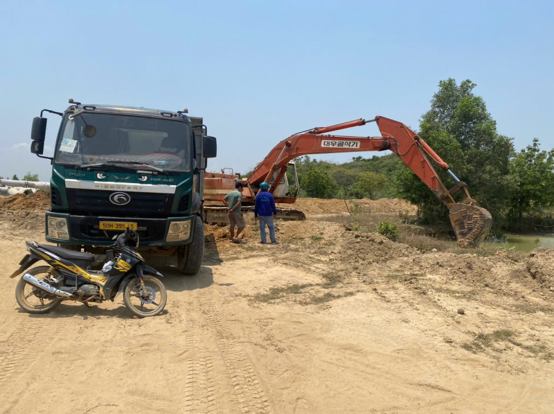    Quyết liệt xử lý nạn khai thác đất trái phép ở xã Vạn Hưng  -0