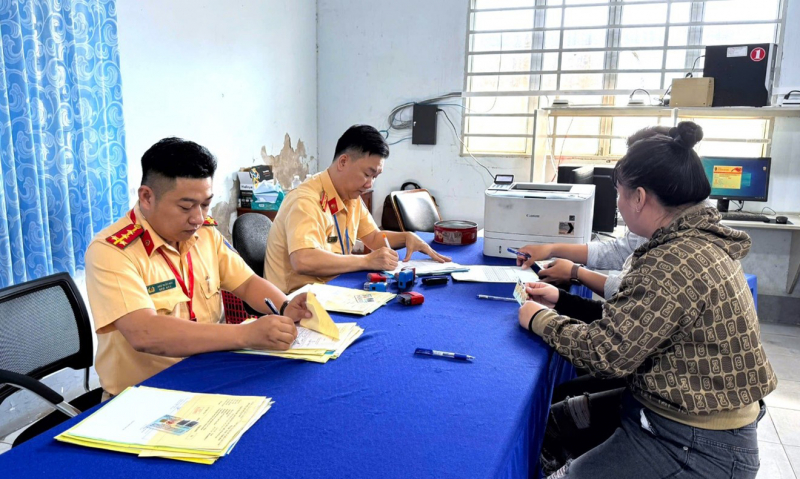 CSGT Công an Cà Mau tận tụy phục vụ nhân dân xuyên lễ -0