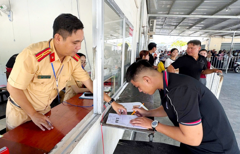 CSGT Công an Cà Mau tận tụy phục vụ nhân dân xuyên lễ -0