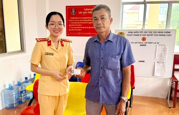 CSGT Công an Cà Mau tận tụy phục vụ nhân dân xuyên lễ -0