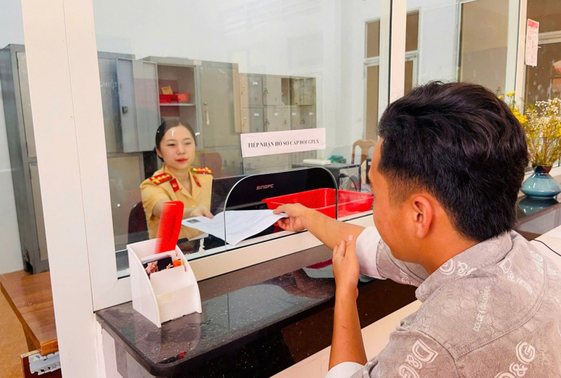 CSGT Công an Cà Mau tận tụy phục vụ nhân dân xuyên lễ -0