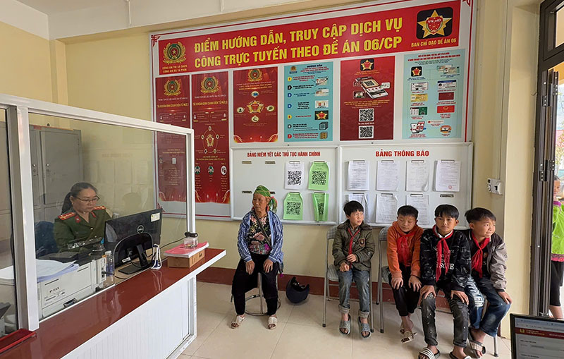 Công an xã Tả phìn xuyên lễ cấp định danh điện tử -0