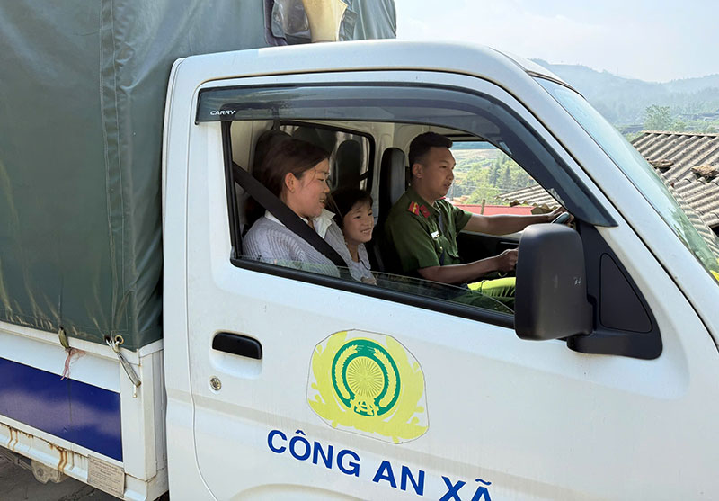 Công an xã Tả phìn xuyên lễ cấp định danh điện tử -0