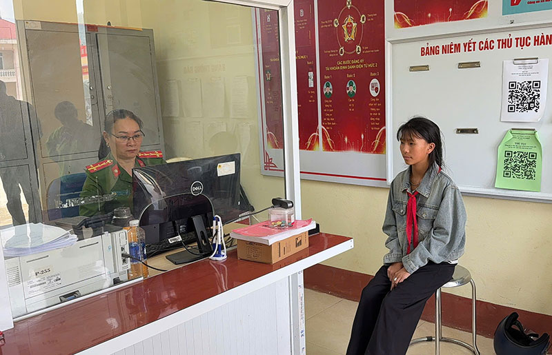 Công an xã Tả phìn xuyên lễ cấp định danh điện tử -0