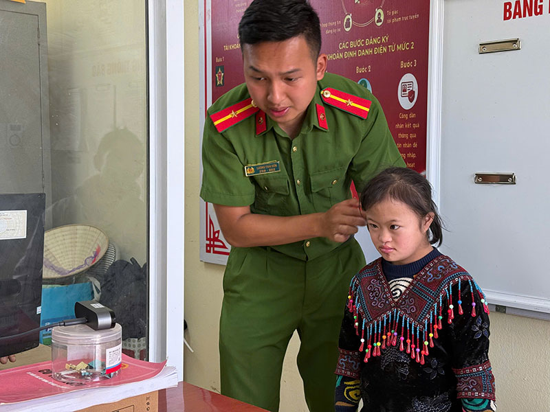 Công an xã Tả phìn xuyên lễ cấp định danh điện tử -0