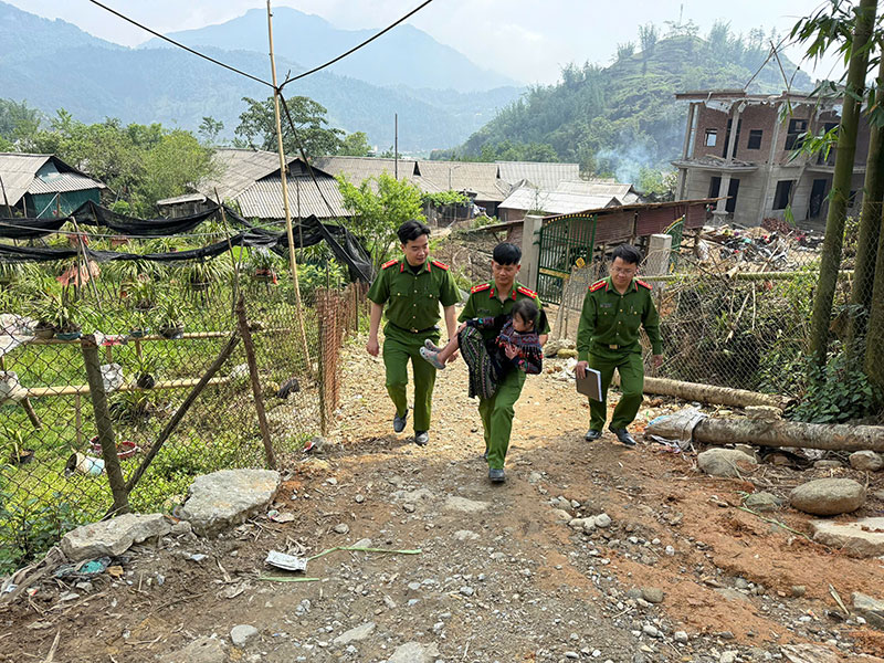 Công an xã Tả phìn xuyên lễ cấp định danh điện tử -1