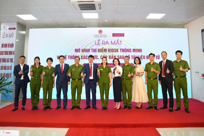 Ra mắt Kiosk thông minh phục vụ hành chính công tại Quảng Ninh -0