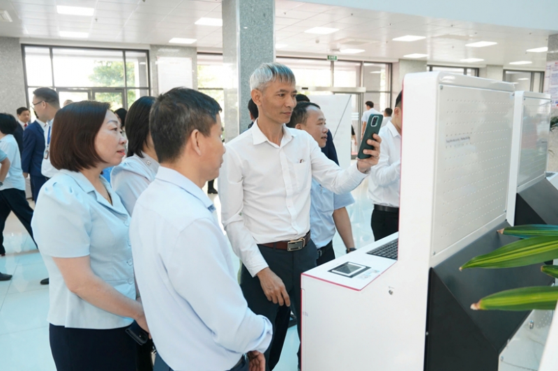 Ra mắt Kiosk thông minh phục vụ hành chính công tại Quảng Ninh -0