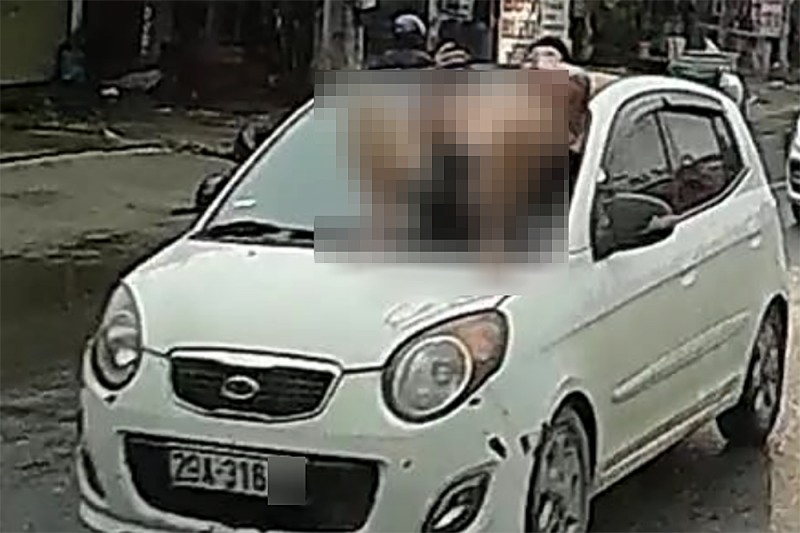 Người đàn ông nằm nắp capo ô tô đang chạy, Cảnh sát vào cuộc xác minh -0