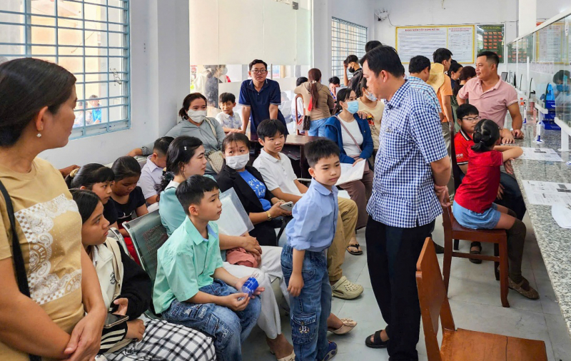 Công an phường cấp căn cước, phục vụ nhân dân xuyên lễ -0