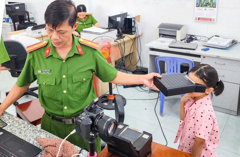 Công an phường cấp căn cước, phục vụ nhân dân xuyên lễ -0