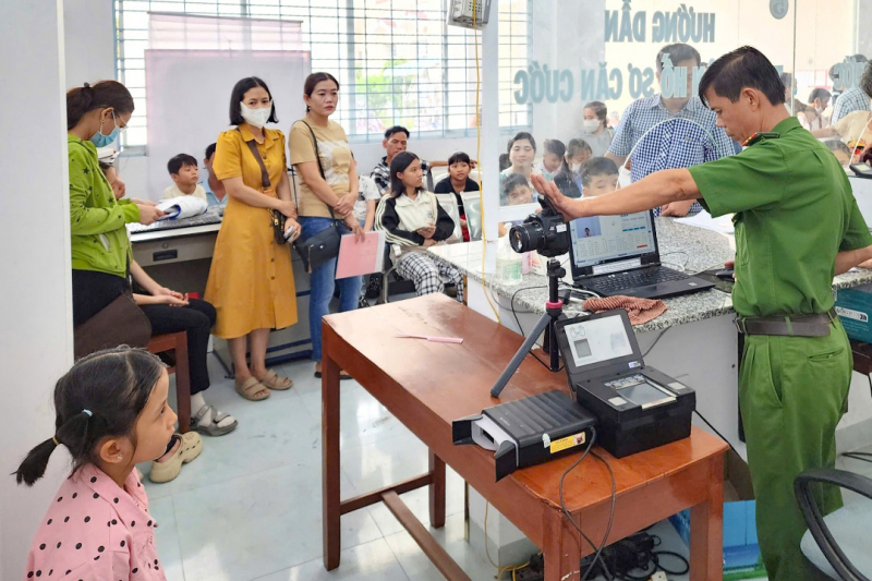 Công an phường cấp căn cước, phục vụ nhân dân xuyên lễ -1