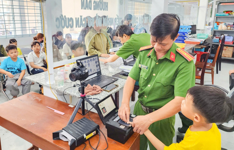 Công an phường cấp căn cước, phục vụ nhân dân xuyên lễ -0