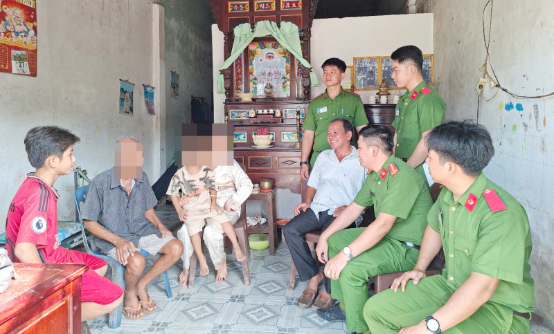 Công an phường đồng hành với người hoàn lương để ổn định cuộc sống -0