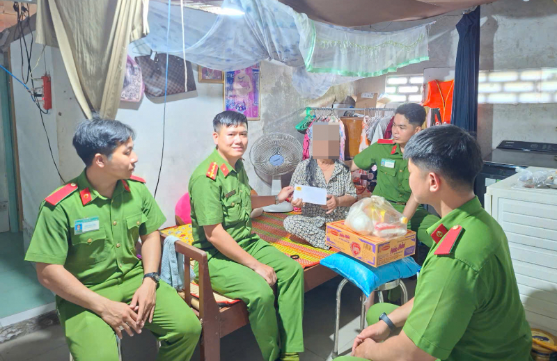 Công an phường đồng hành với người hoàn lương để ổn định cuộc sống -1