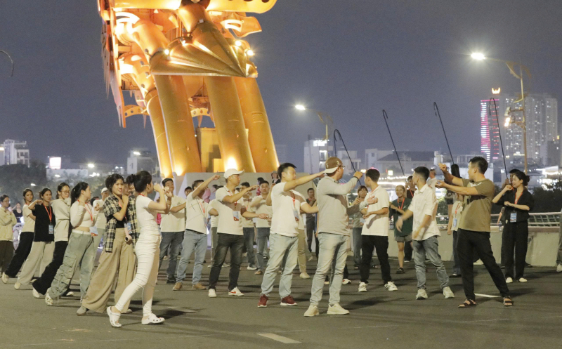 Người dân Đà Nẵng mãn nhãn xem lực lượng CAND hợp luyện trên sông Hàn, sẵn sàng cho khai mạc Gala “Tổ quốc bình yên” -1