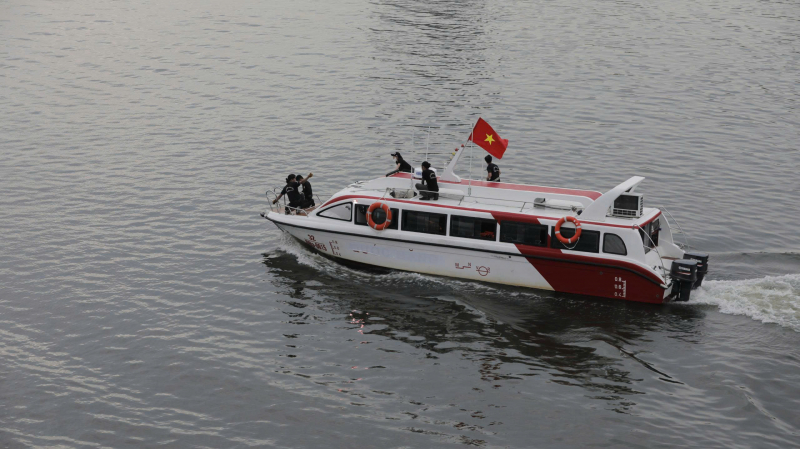 Người dân Đà Nẵng mãn nhãn xem lực lượng CAND hợp luyện trên sông Hàn, sẵn sàng cho khai mạc Gala “Tổ quốc bình yên” -2