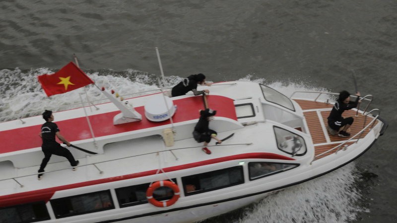 Người dân Đà Nẵng mãn nhãn xem lực lượng CAND hợp luyện trên sông Hàn, sẵn sàng cho khai mạc Gala “Tổ quốc bình yên” -3