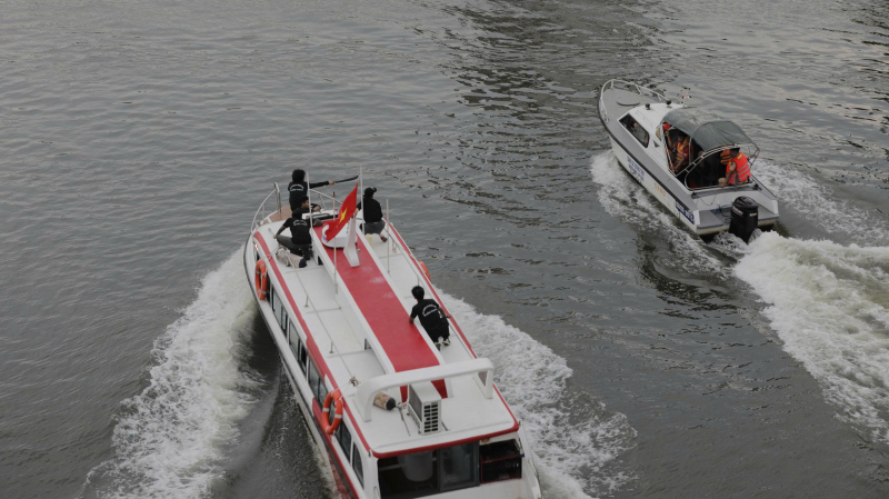 Người dân Đà Nẵng mãn nhãn xem lực lượng CAND hợp luyện trên sông Hàn, sẵn sàng cho khai mạc Gala “Tổ quốc bình yên” -4