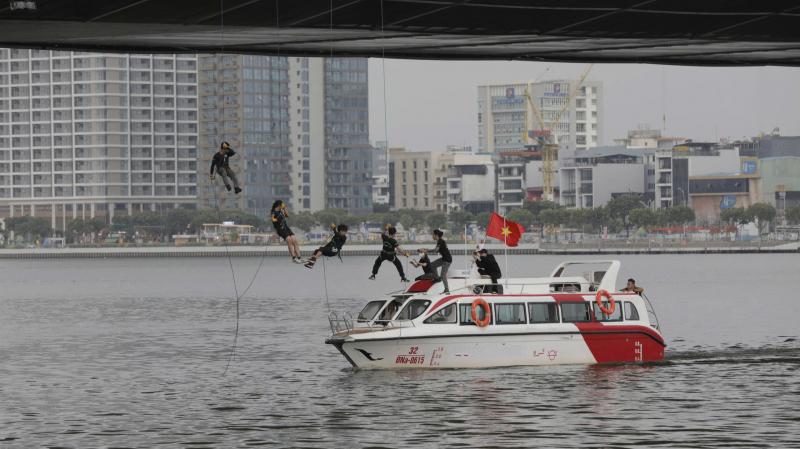 Người dân Đà Nẵng mãn nhãn xem lực lượng CAND hợp luyện trên sông Hàn, sẵn sàng cho khai mạc Gala “Tổ quốc bình yên” -0