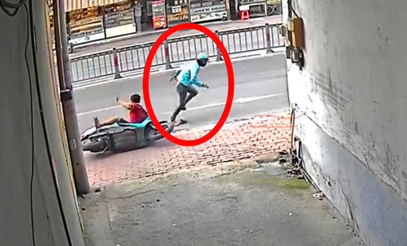 Vờ mua vàng rồi giật tháo chạy, nam thanh niên mặc áo xe ôm công nghệ bị bắt  -1