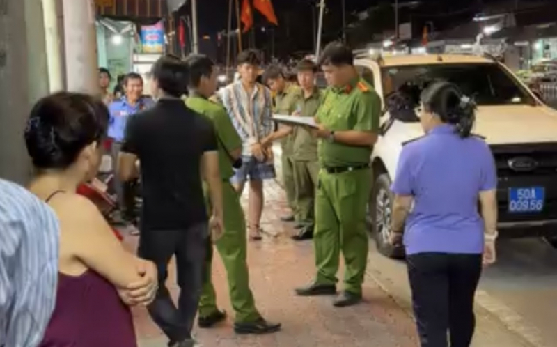 Vờ mua vàng rồi giật tháo chạy, nam thanh niên mặc áo xe ôm công nghệ bị bắt  -3