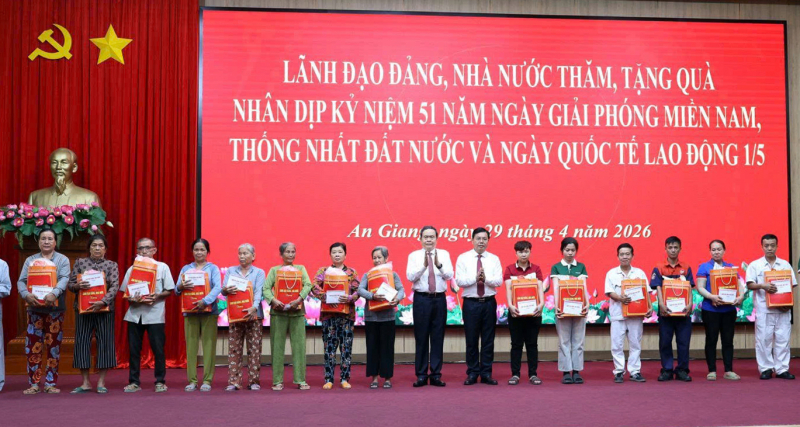 Chủ tịch Quốc hội Trần Thanh Mẫn thăm, tặng quà gia đình chính sách, công nhân, người lao động tỉnh An Giang -0
