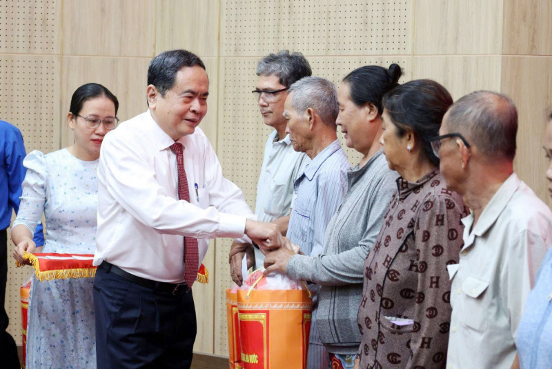Chủ tịch Quốc hội Trần Thanh Mẫn thăm, tặng quà gia đình chính sách, công nhân, người lao động tỉnh An Giang -1