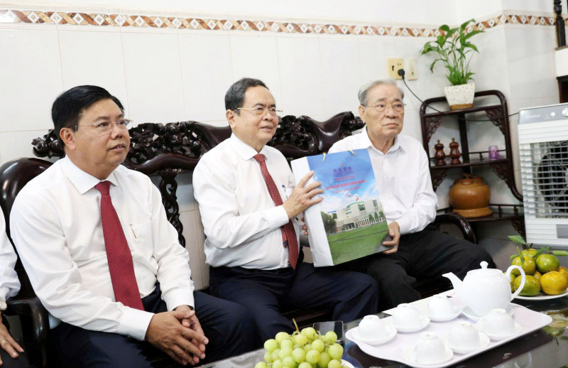 Chủ tịch Quốc hội Trần Thanh Mẫn thăm, tặng quà gia đình chính sách, công nhân, người lao động tỉnh An Giang -1