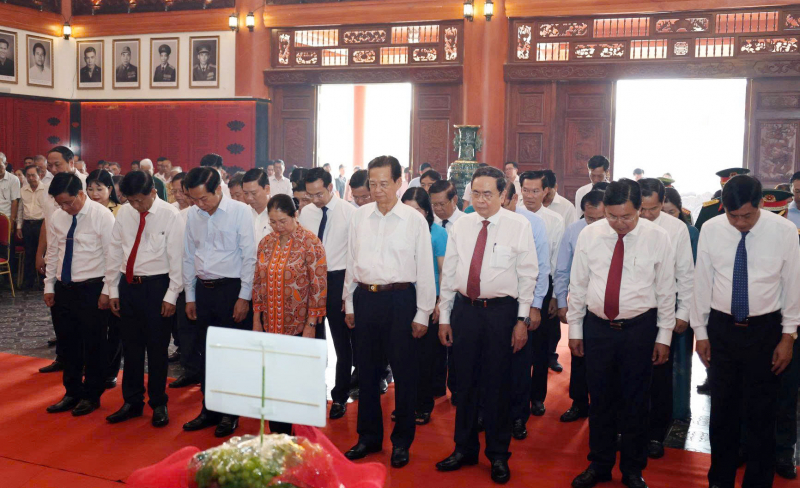 Chủ tịch Quốc hội Trần Thanh Mẫn thăm, tặng quà gia đình chính sách, công nhân, người lao động tỉnh An Giang -0