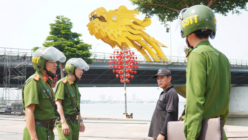 Người dân Đà Nẵng mãn nhãn xem lực lượng CAND hợp luyện trên sông Hàn, sẵn sàng cho khai mạc Gala “Tổ quốc bình yên” -2