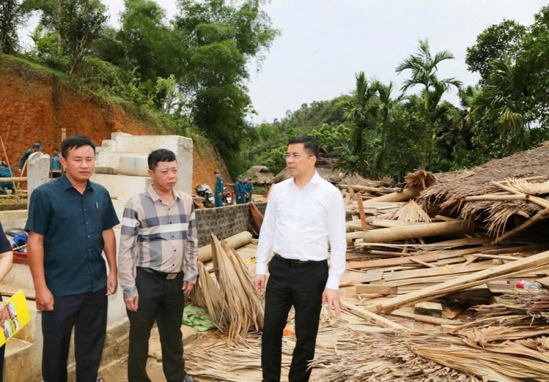 Giông lốc khiến cháu bé 13 tuổi ở Thanh Hóa tử vong -0