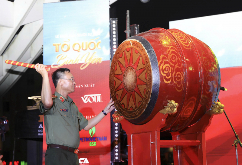 Khai mạc Gala “Tổ quốc bình yên”: Lan tỏa bản lĩnh, hun đúc “thế trận lòng dân” trong kỷ nguyên mới -0