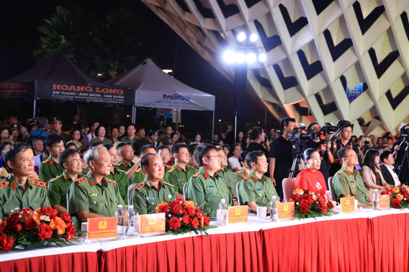 Khai mạc Gala “Tổ quốc bình yên”: Lan tỏa bản lĩnh, hun đúc “thế trận lòng dân” trong kỷ nguyên mới -0