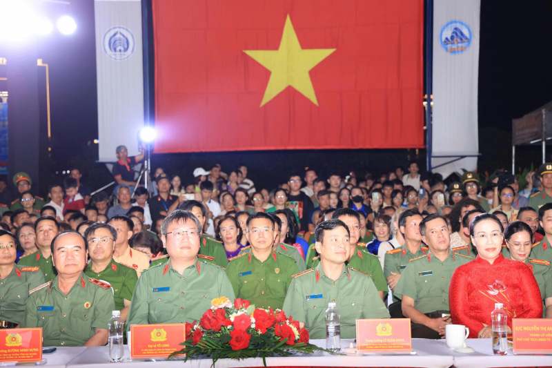 Khai mạc Gala “Tổ quốc bình yên”: Lan tỏa bản lĩnh, hun đúc “thế trận lòng dân” trong kỷ nguyên mới -0