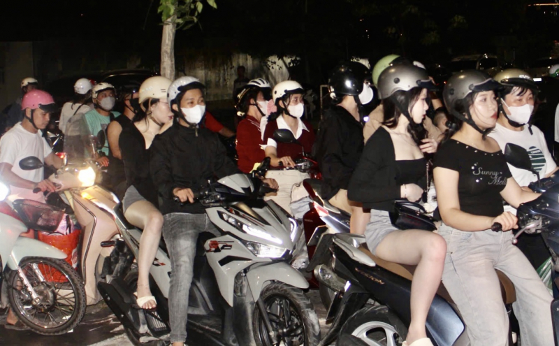 Lung linh pháo hoa trong ngày lễ 30/4 trên thành phố mang tên Bác -0